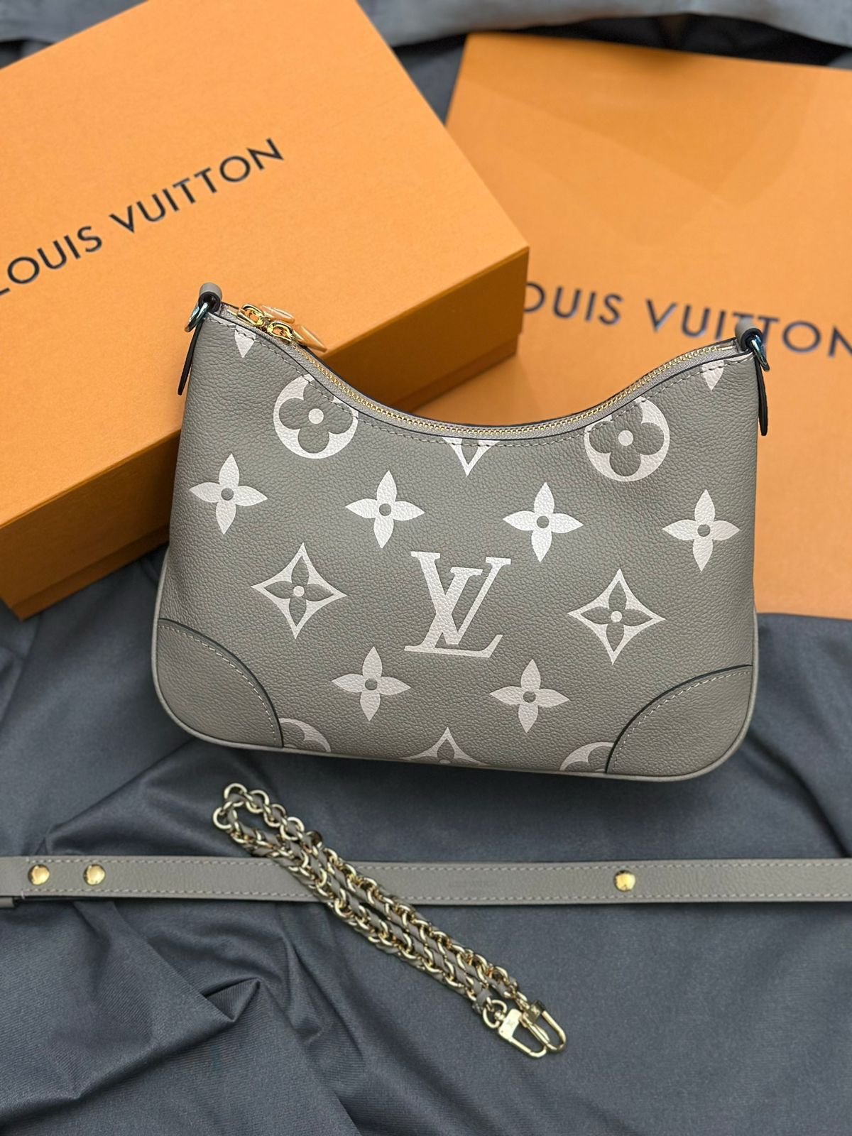 Louis Vuitton Monogram Bicolor Bag – Elegant Shoulder & Crossbody Handbag - Image 4