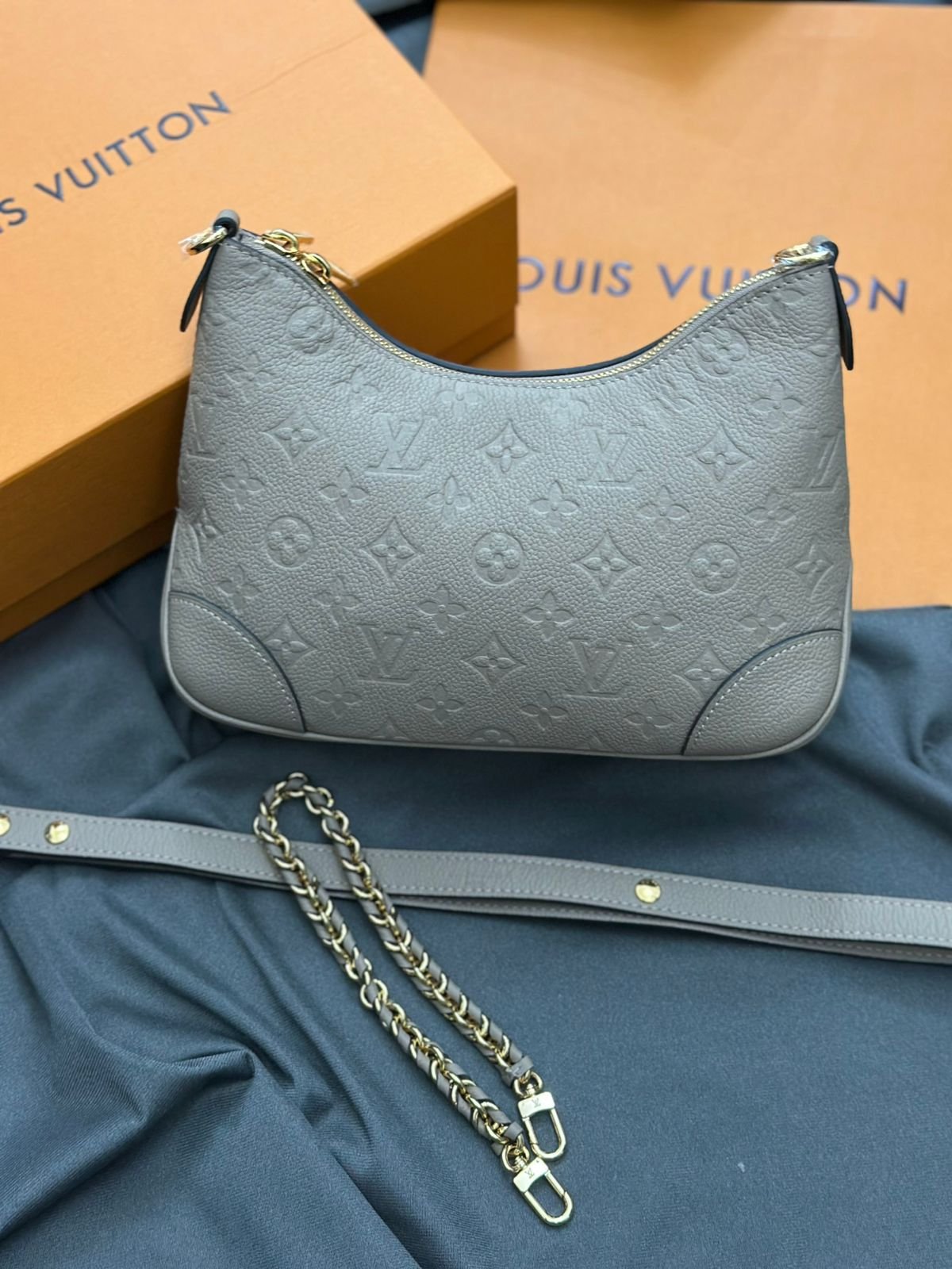 Louis Vuitton Monogram Bicolor Bag – Elegant Shoulder & Crossbody Handbag - Image 3
