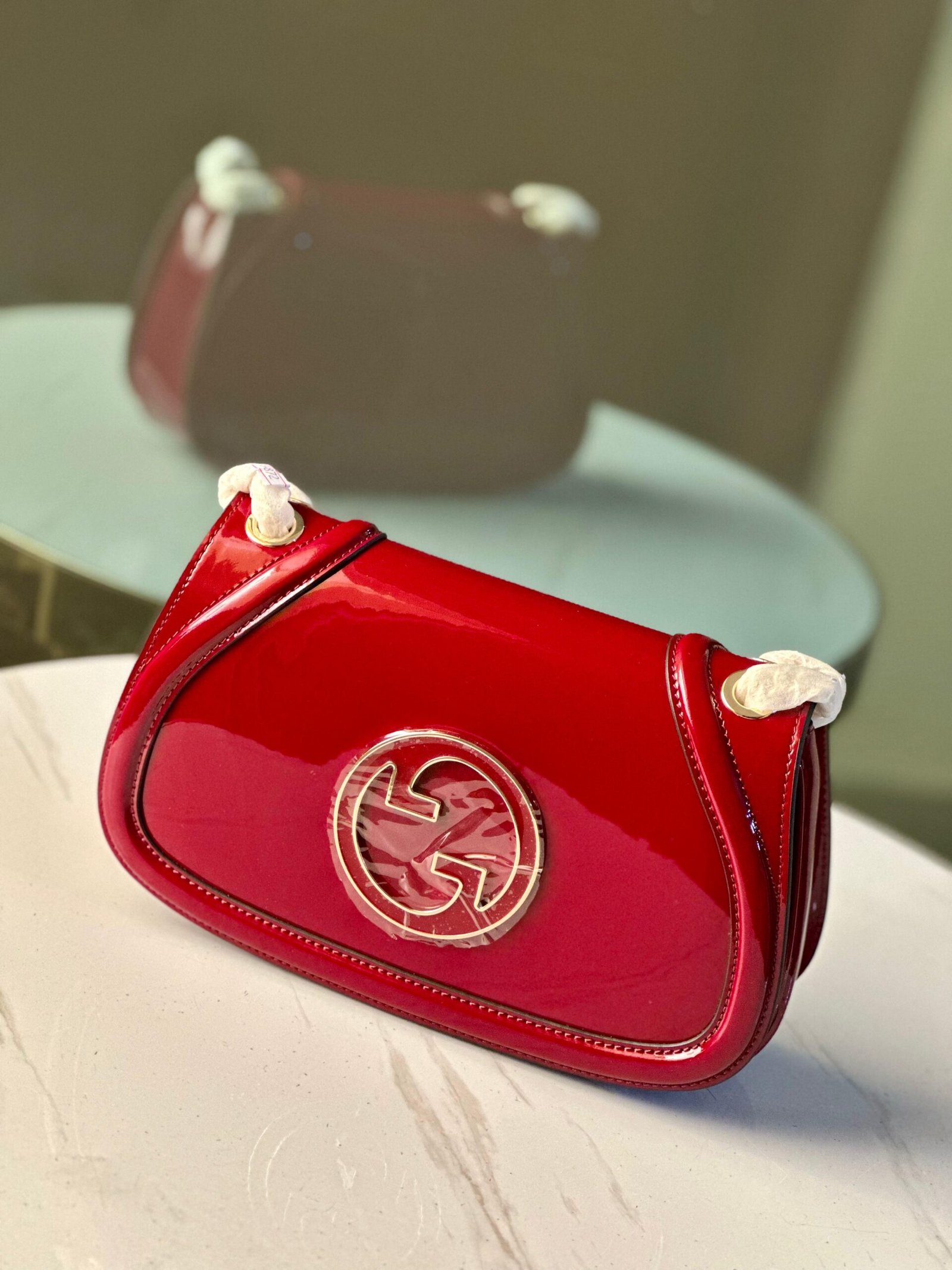 GUCCI Luxury Patent Leather Handbag – Elegant Shoulder Bag with Designer Logo - Image 4