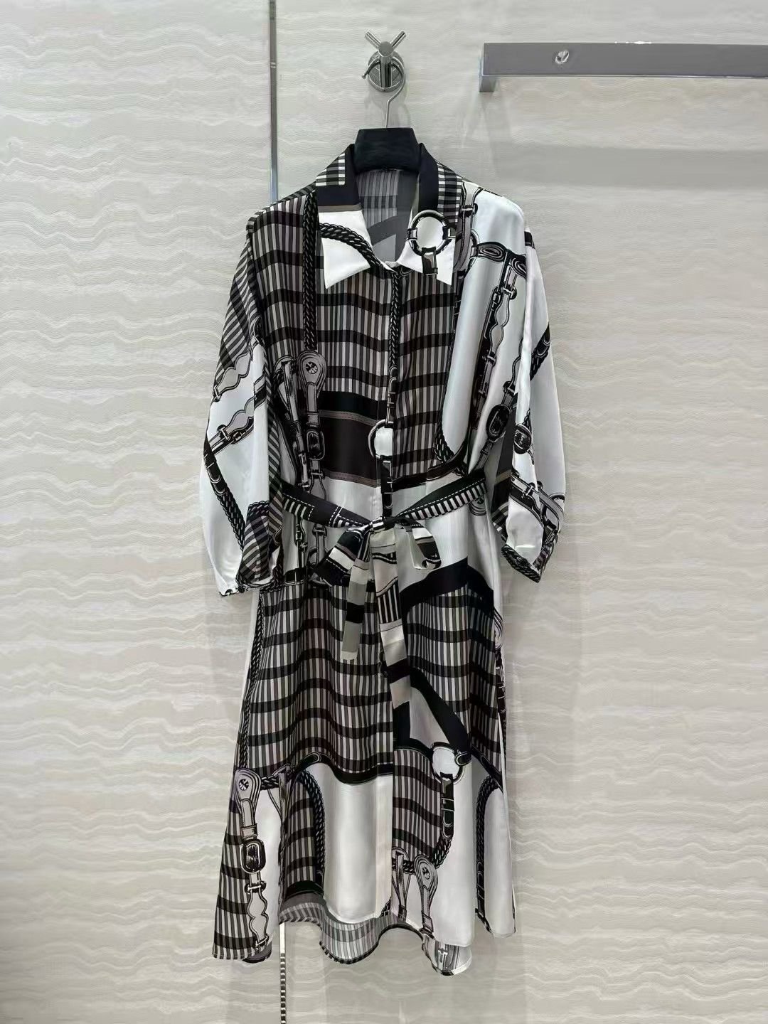 Black and White Belted Graphic Print Shirt Dress - Image 4